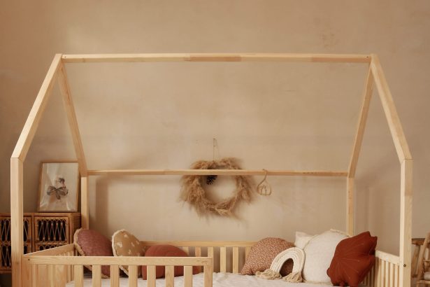 lit cabane dans une chambre d'enfant